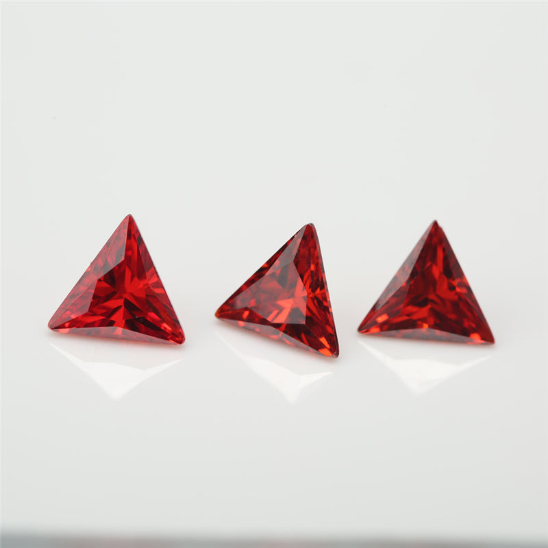 50pcs 3x3~10x10mm 5A Triangle Cut Cut Garnet Color CZ Stone Loose Cubic Zirconia Synthetic Gemstone for Jewelry